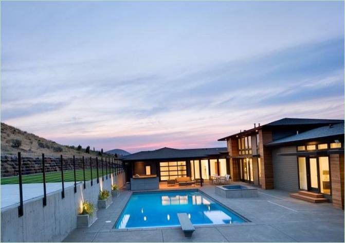 A Badger Mountain House úszómedencéje előtt