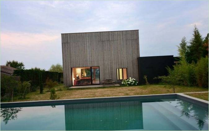 Medence a franciaországi Villa B-ben a Tectoniques Architects tervei szerint