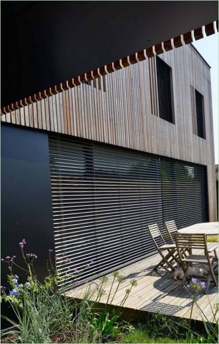 A Tectoniques Architects által tervezett Villa B ház étkezője Franciaországban