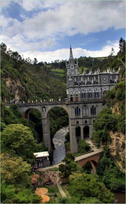 A Las Lajas templom a kanyon belsejében