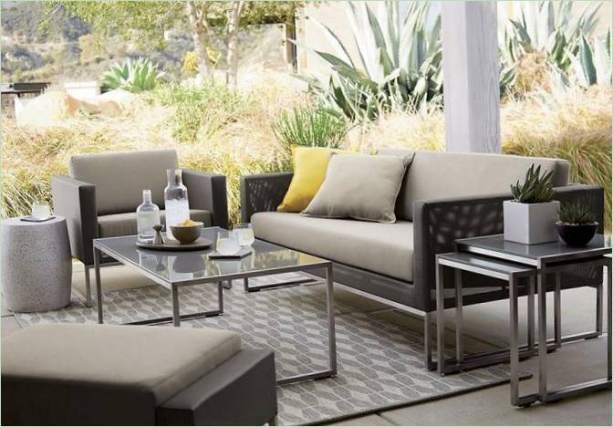 Crate & Barrel kortárs bútorok az udvaron Crate & Barrel kortárs udvari bútorai