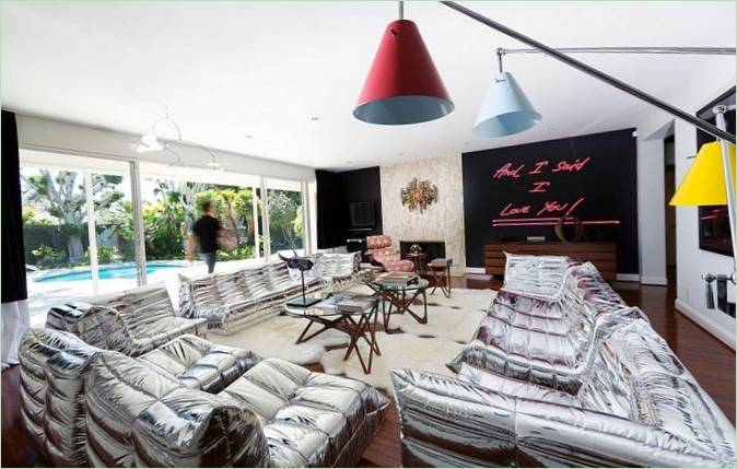 Egy modern otthon nappalija Beverly Hillsben