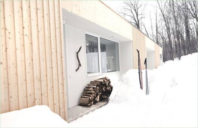 Egy ház egy domboldal szélén Quebecben