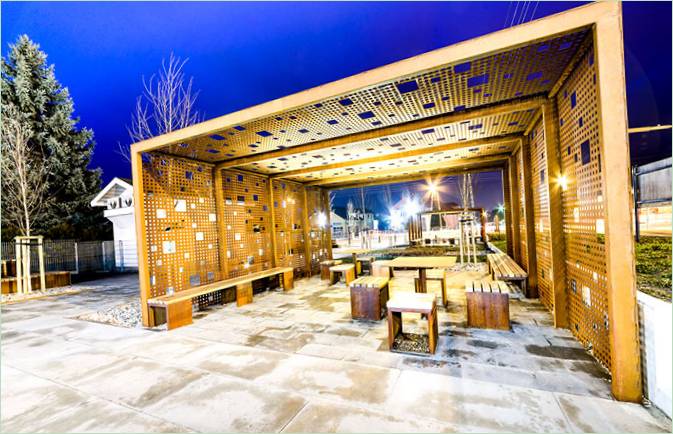 Nyilvános pavilon a pálya mellett