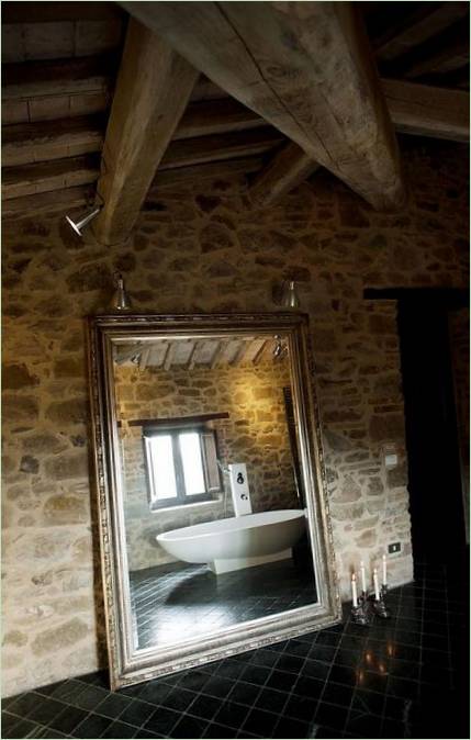 Nagy tükör az olaszországi Casa Bramasole villa fürdőszobájában