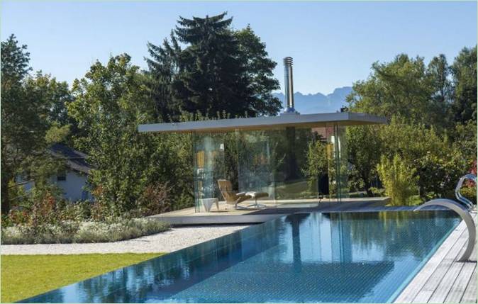 A medence melletti pergola mintha a víz felett lebegne A medence melletti pergola mintha a víz felett lebegne