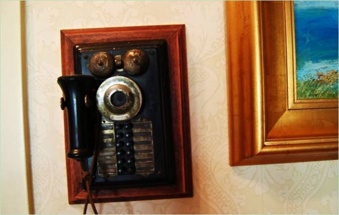 Egy antik telefon a kastély folyosóján