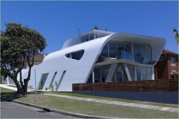 A Tony Owen Partners által tervezett Moebius House fényűző kialakítása