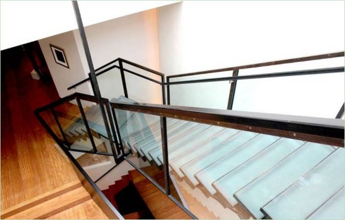 Lépcsőház üvegoldallal