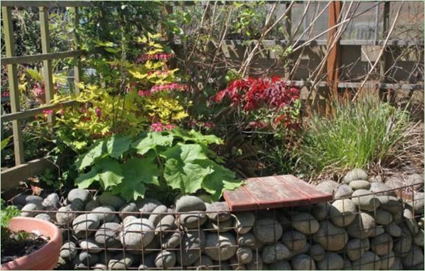 A gabion a kertben