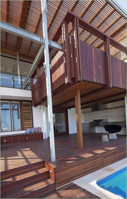 Egy többszintes, többszintes szerkezetű luxusvilla terasza Sydneyben