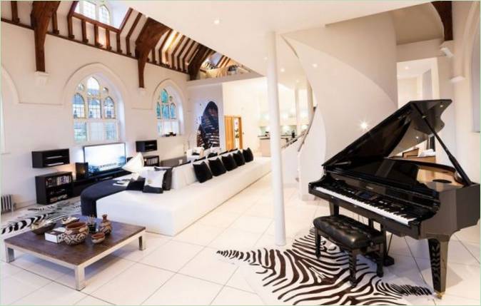 Egy gyönyörű fekete zongora a londoni Church Conversion lakások belsejében