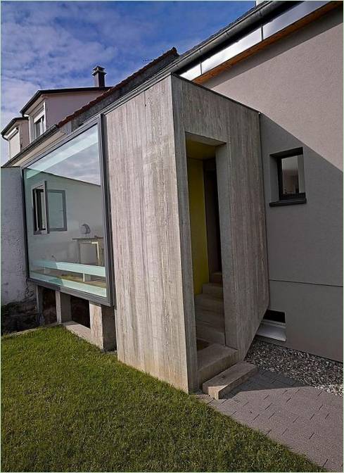 A Loïc Picquet Architects francia építésziroda által tervezett üveg melléképület