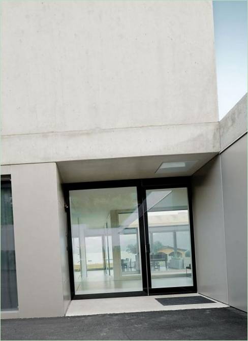 Egy villa bejárati ajtaja a Luzerni-tó partján, Svájcban