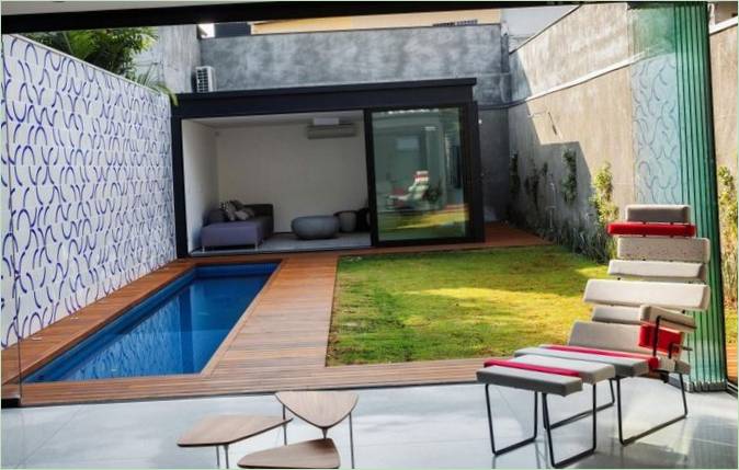 Casa 7 × 37 kastély São Paulóban. Medence
