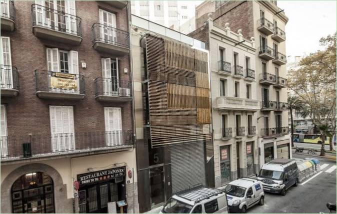 Egy zárt erkély a lakások a barcelonai városi házban Spanyolországban