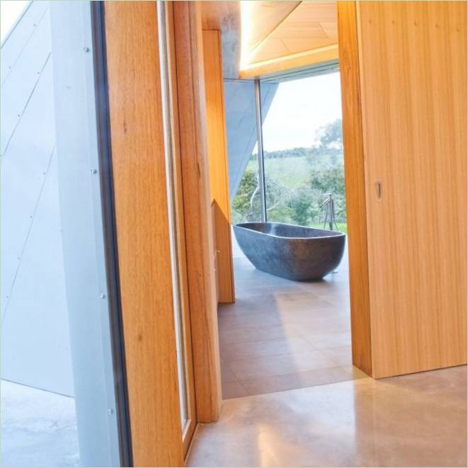 A James Stockwell Architects által tervezett Villa Croft fürdőszobája Ausztráliában