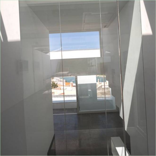 Minimalista design a portugáliai Casa 103 számára