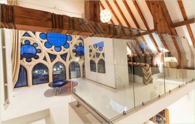 A londoni Church Conversion apartmanok 2. emeletén lévő hálószoba