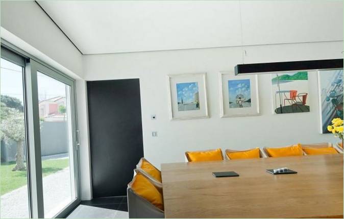 Világos hangsúlyok a Godiva House belső terében