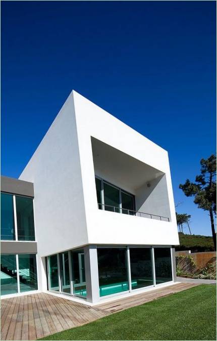 A Godiva House fedett uszoda