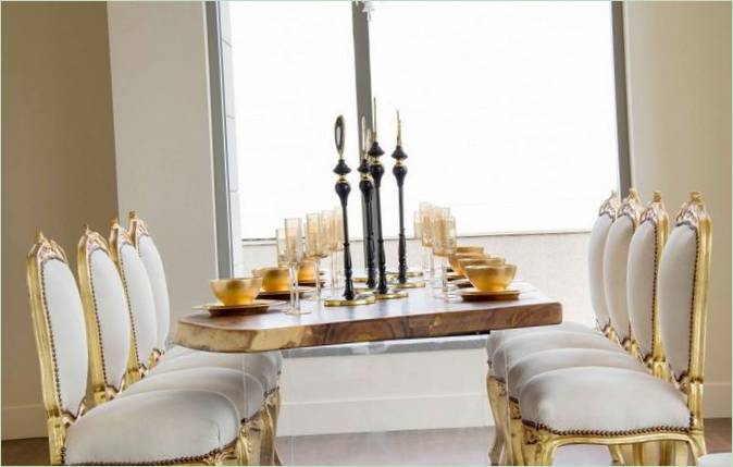 Fehér és arany székek az étkezőben