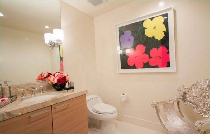 Egy feltűnő festmény egy fürdőszoba belsejében