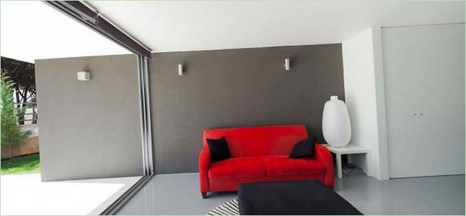 Színes kanapé a Godiva House belső terében