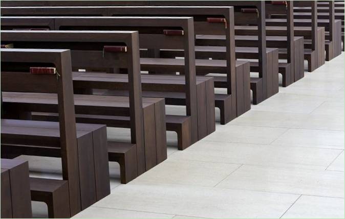 Designer bútorok a St Moritz templomban