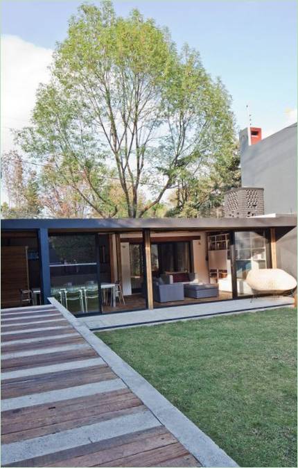 Casa Calero eredeti ház fekete és piros homlokzattal, DCPP arquitectos, Mexikóváros, Mexikó