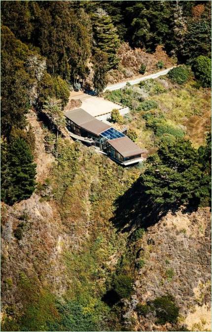 Buck Creek House egy sziklaszirtnél Kaliforniában
