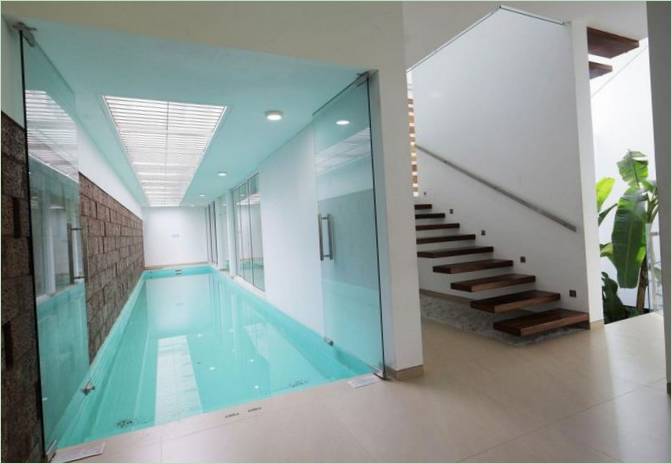 A modern Running Wall Residence a LIJO RENY építésziroda tervei szerint