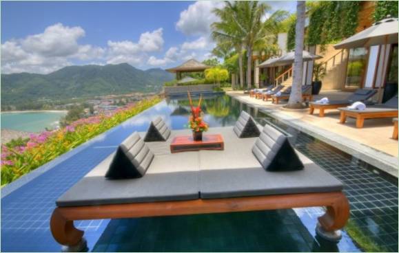 Stílusos medence a Seaside Villa-ban