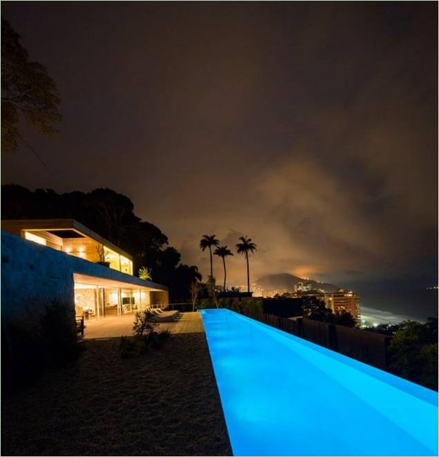 Kilátás egy penthouse-ra éjszaka Rio de Janeiróban