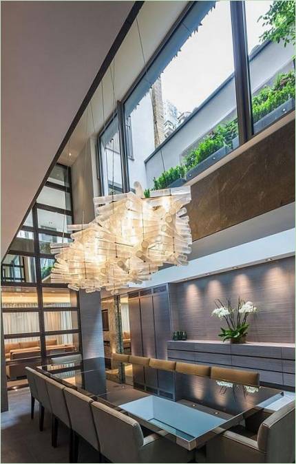 Egy szokatlan függőcsillár az étkezőasztal felett a londoni Mayfair-ben