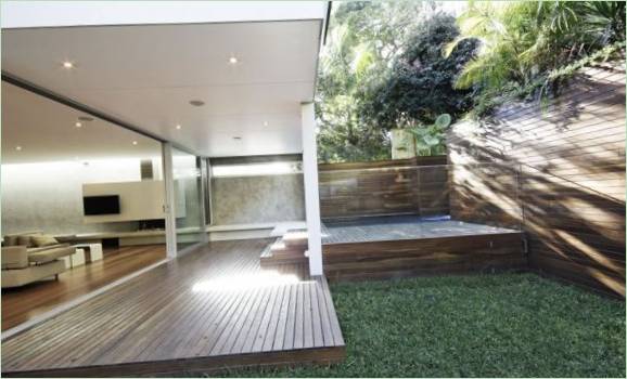 Szabadtéri terasz az M House családi villa udvarán