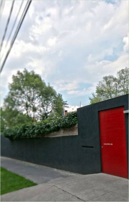 Casa Calero eredeti ház fekete és piros homlokzattal, DCPP arquitectos, Mexikóváros, Mexikó