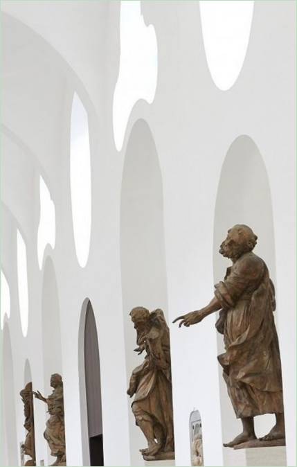 Liturgikus alakok szobrai Szent Móricban