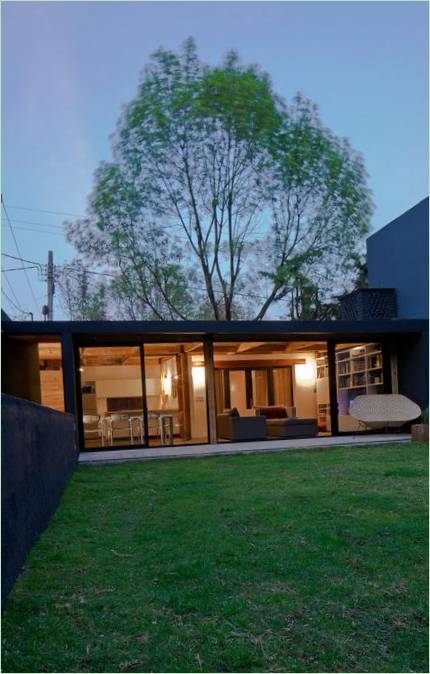 Eredeti Casa Calero ház fekete és piros homlokzattal, DCPP arquitectos, Mexikóváros, Mexikó