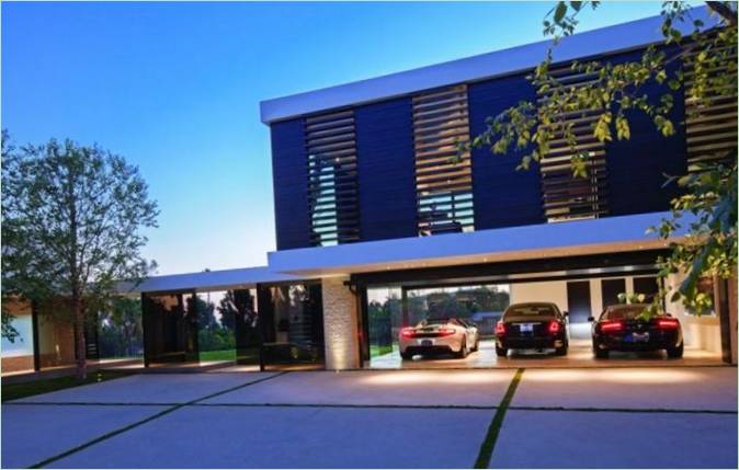A Laurel Way Residence tágas garázsa