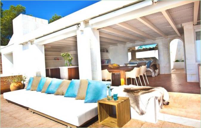 Lounge a medence mellett
