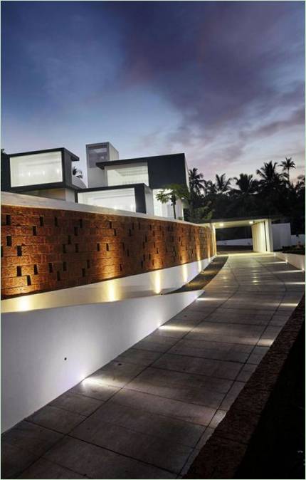 A modern Running Wall Residence a LIJO RENY építésziroda tervei szerint