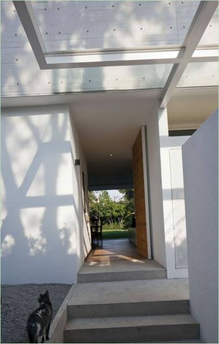 Egy fehér ház belső tere a DCPP Arquitectos által Mexikóban