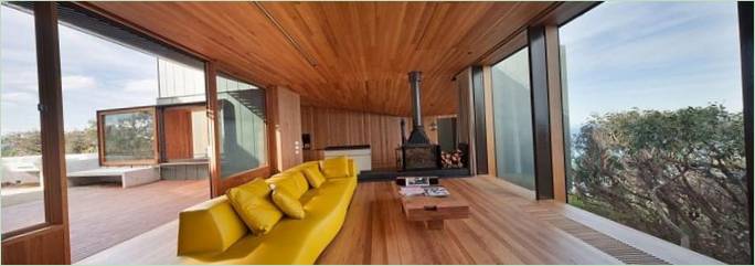 Nagy sárga kanapé a Fairhaven Beach House belsejében