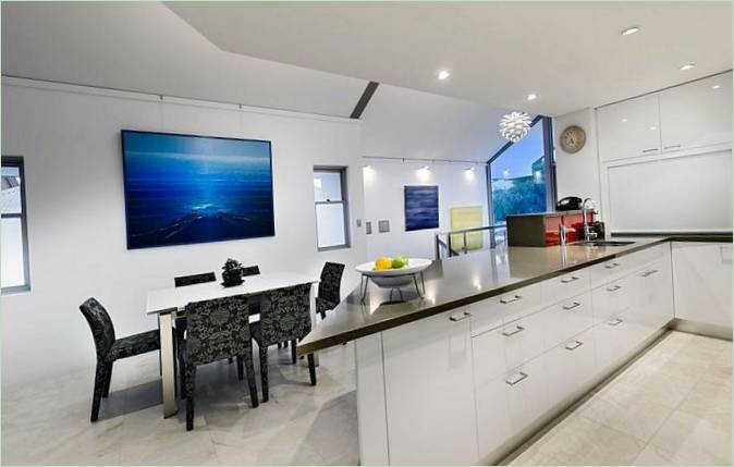 Perth konyhájának és étkezőjének modern belső kialakítása