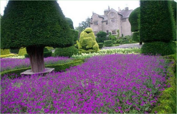 Virágszobrok a Levenshall kertben