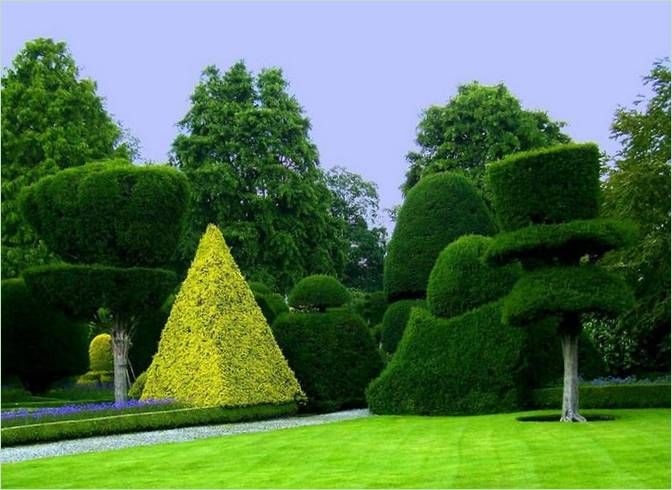 Virágszobrok a Levenshall-kertben