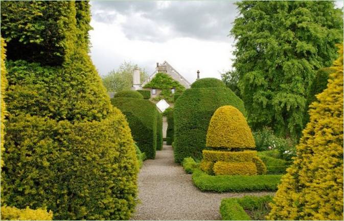 Virágszobrok a Levenshall-kertben