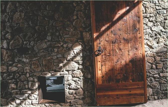 Egy La Cerdanya-i kúria főbejárata